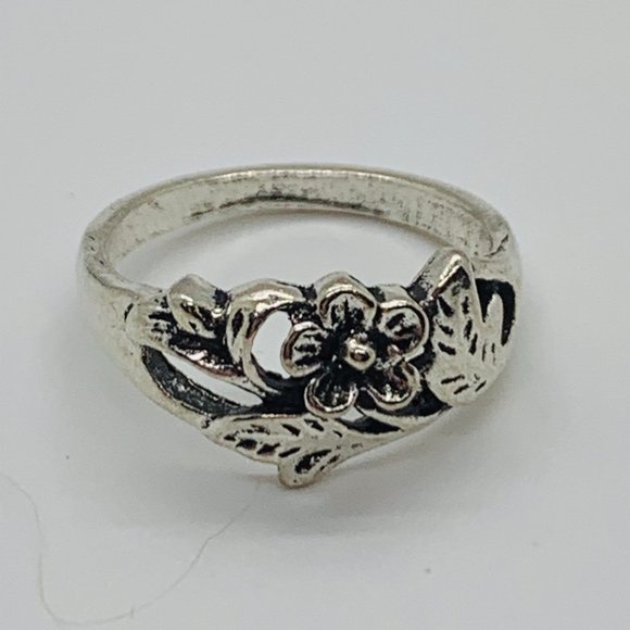 Set of 4 Costume Silver-Toned Rings - Picture 4 of 7